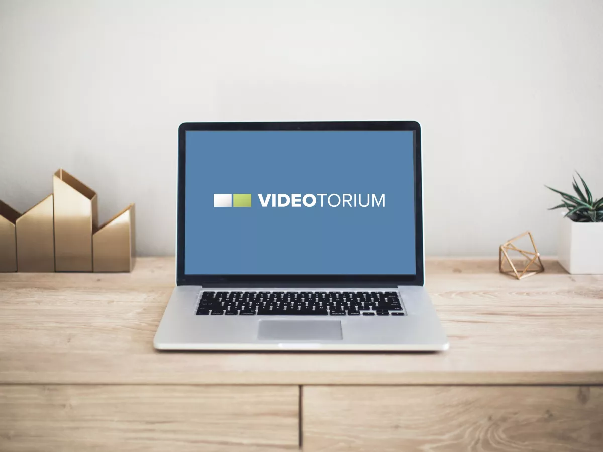 Videotorium logó egy laptop képernyőn