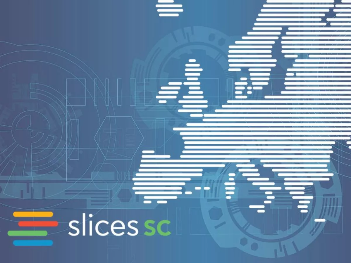 SLICES-SC projekt logó kék háttér előtt egy stilizált Európa térképpel
